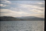 Lubomir i Kamiennik - widok z południowego brzegu jeziora