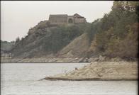 zamek w Dobczycach, widok z brzegu jeziora od południa