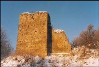 La torre al lado de la puerta en paredes de la ciudad de Dobczyce 