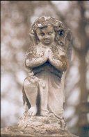 rzeźba aniołka - nagrobek Józia Dziamy na cmentarzu na Jeleńcu
