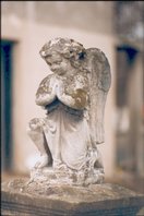rzeźba aniołka - nagrobek Józia Dziamy na cmentarzu na Jeleńcu