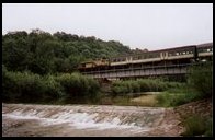 10.06.2001 SU42-511 z pociągiem 6627 na moście nad Mszanką w Mszanie Dolnej