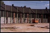 Wózek akumulatorowy przed halą lokomotywowni. Muzeum Kolei Gaevle, 5.VII.2001