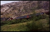 Lokomotywa Dm3 wraca z pustymi wagonami do przewozu rudy z Narwiku do Kiruny. Riksgrensen, 1.VII.2001