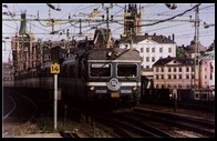 EZT X-1 (?) jako lokalny pociąg do Upplands Vaesby wjeżdża na stację Stockholm Central. 6.VII.2001