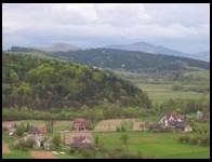Widok ze Skrzynki na dolinę Krzyworzeki. W oddali szczyty Grodziska i Cietnia w Beskidzie Wyspowym