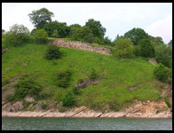 Zachodni fragment murów obronnych Dobczyc od strony jeziora