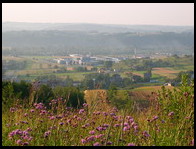 Widok na Marwin i fabryki w strefie przemysłowej ze wzgórza 341, w mionych wiekach słynącego jako tradycyjna lokalizacja miejskiej szubienicy