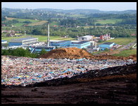 Wysypisko śmieci, na drugim planie strefa przemysłowa