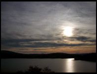 W cyklu Dobczyckie Zachody Słońca prezentujemy ponury zachód szaro-chmurno-jeziorowy z subtelną krwawą nutą z 24 października 2004