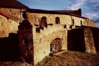 Dobczyce. Mury zamku w wieczornym s³oñcu. Wiosna 1999
